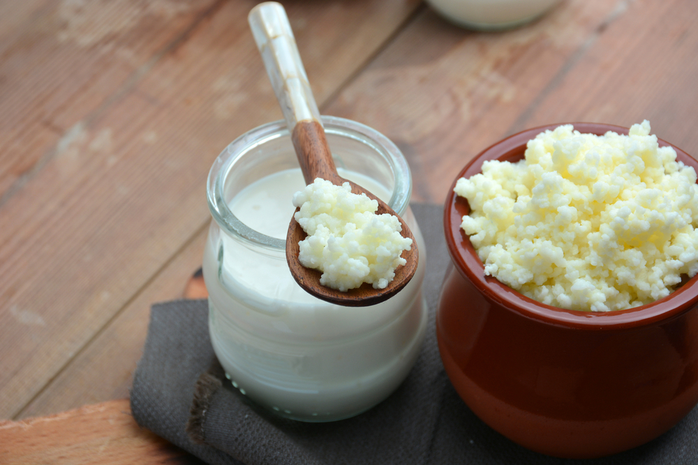 Svježi sir i mlijeko – dva od probiotika koji ublažavaju nadutost.