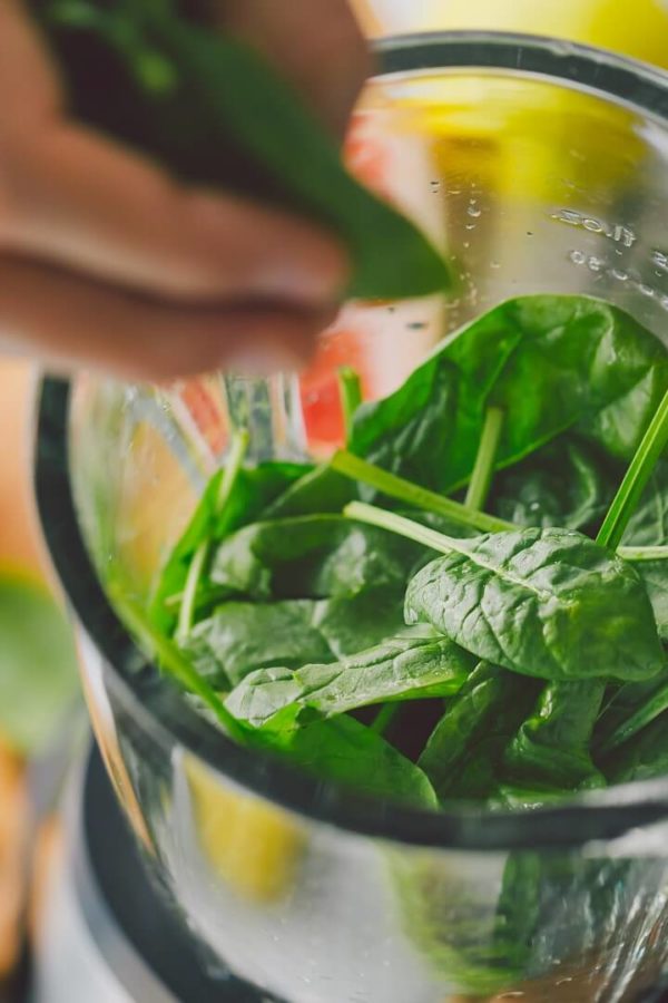 Spinach as a great ingredient to make a detox smoothie.