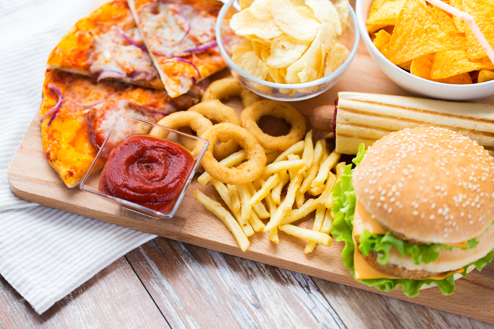 Nezdrava hrana – pica, hamburger, pržena hrana.