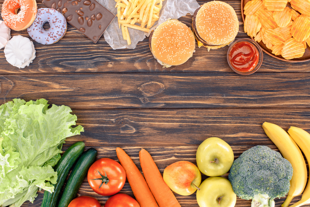 Obst und Gemüse als gesunde Ernährung und Chips, Süßigkeiten sowie frittierte und schnell zubereitete Mahlzeiten als ungesunde Lebensmittel.